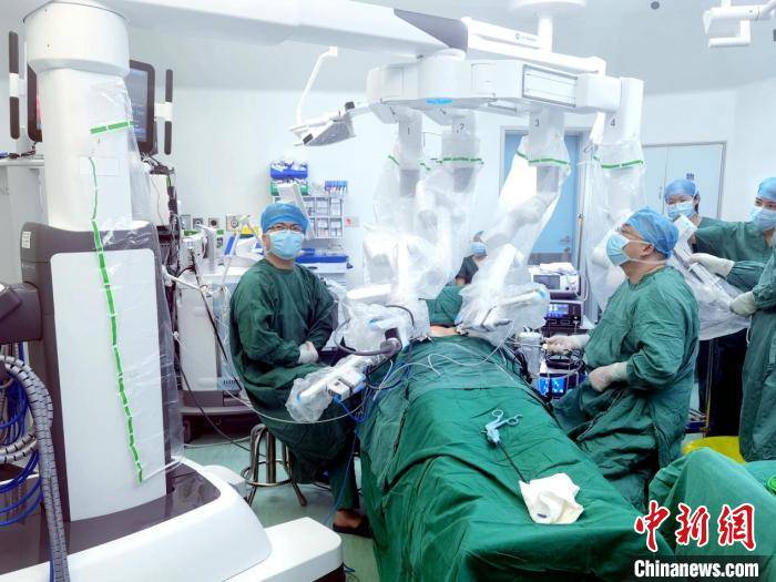 达芬奇|闽西南首例达芬奇机器人甲状腺手术在厦成功施行