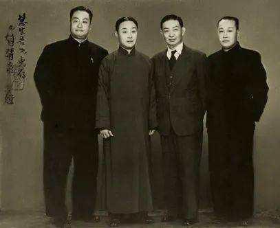 原创多了一只手的四大名旦合影