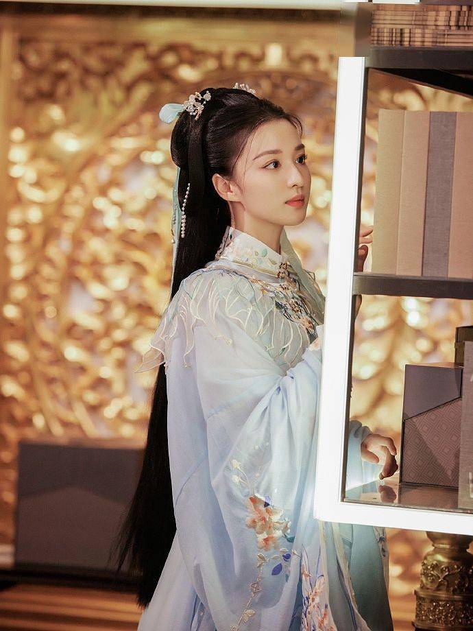 古宜今 王楚然古装出镜美若仙子 明眸皓齿气质端庄