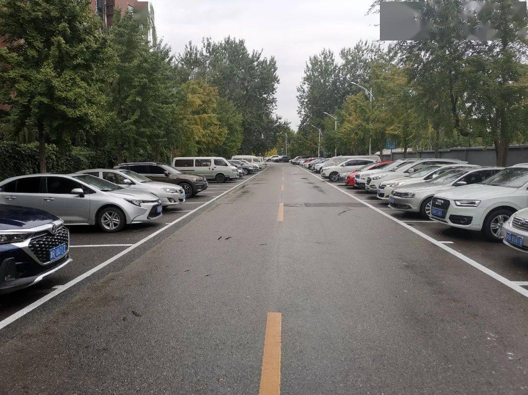 机动车停车位1155个, 非机动车停放区 525个.