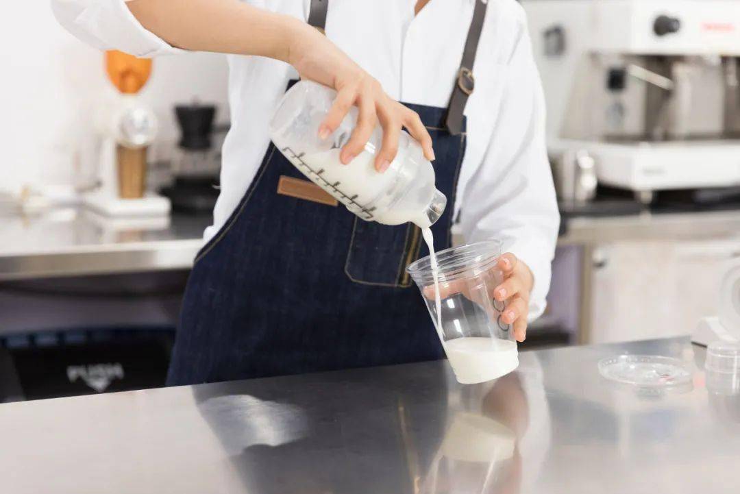 【热点】奶茶店疯狂扩张,奶茶小哥已经不够用了.