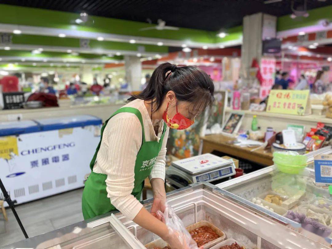 火了扬州石塔菜场的这位卖菜阿姨