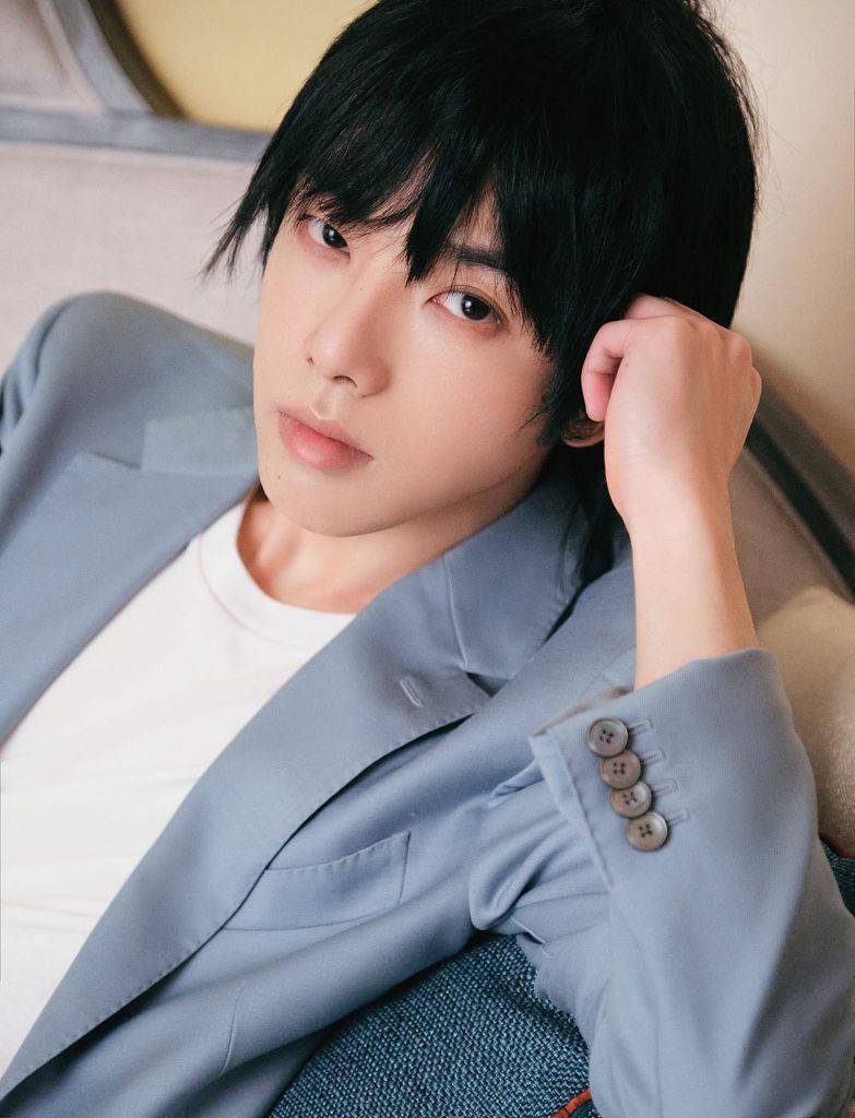 华晨宇雾蓝西装清爽有型 鲻鱼头发型有型吸睛