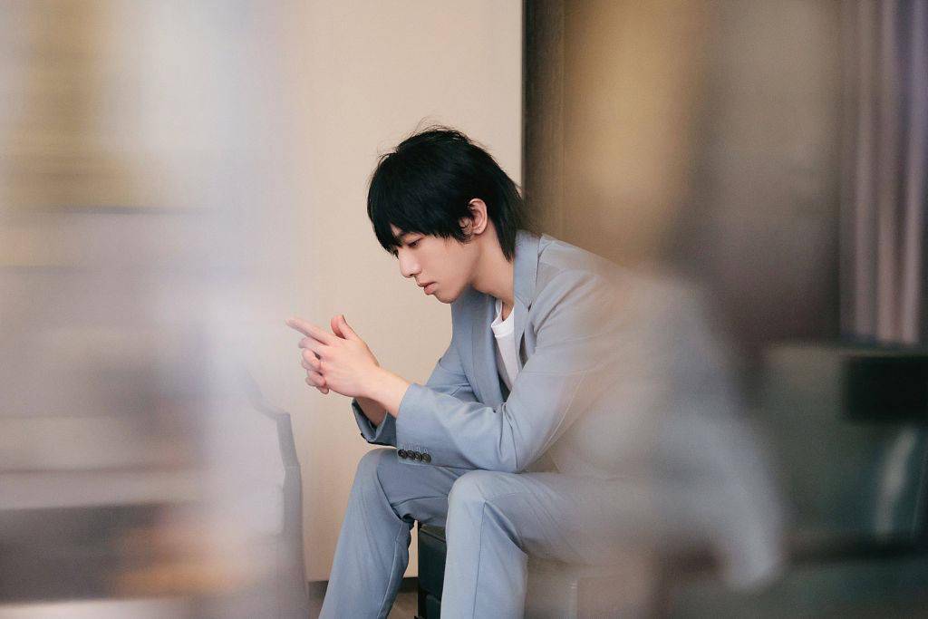 活动 华晨宇雾蓝西装清爽有型 鲻鱼头发型有型吸睛