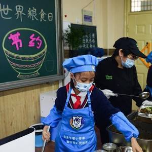 有网友质疑郑允浩整容了吗？很多网友表示郑允浩没有整容！李小璐老公