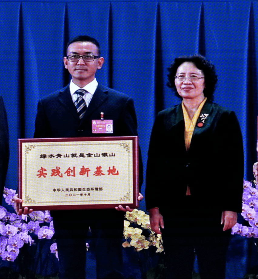 (西畴县委副书记,县长刘晓东(图左)上台领奖)此前云南已有10地入选