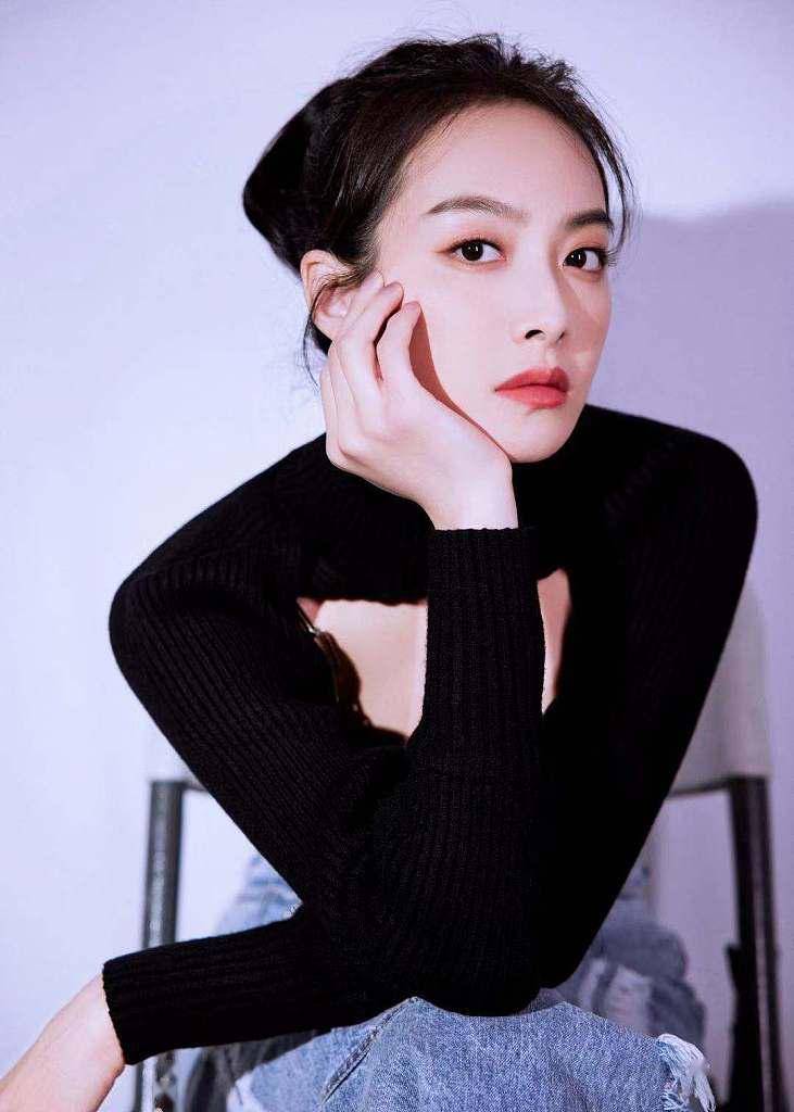 斯德哥尔摩 微微露肤的小性感 镂空针织衫实穿又时髦~