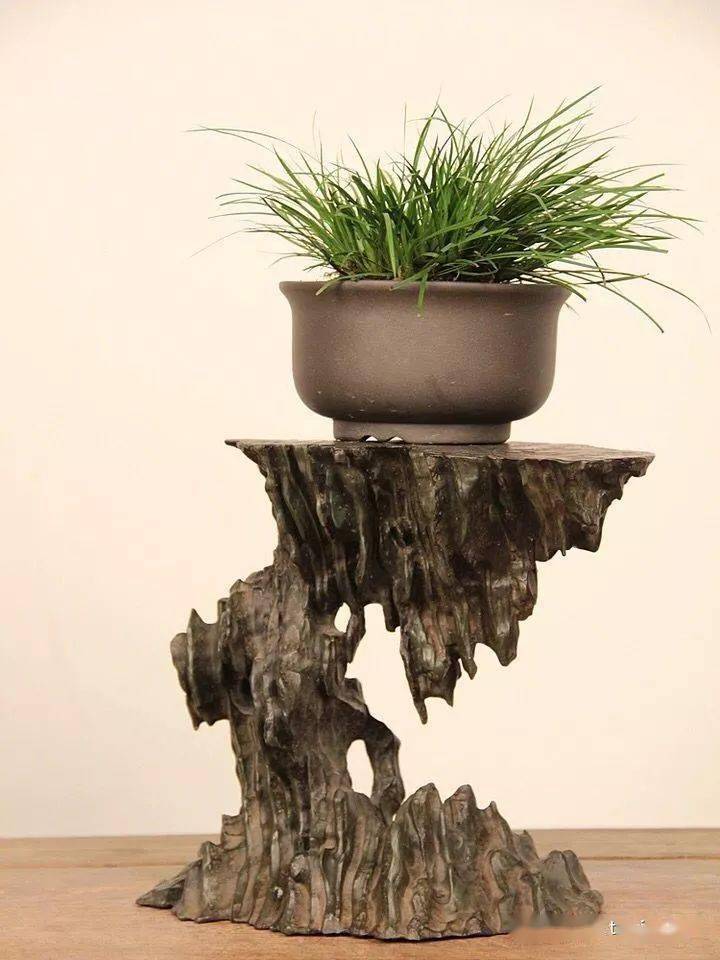 古色古香的石架