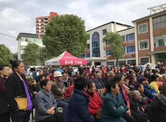 楊梓鎮紅旗村組織該村70歲以上的老年人來村頤養之家用餐,並邀請彭澤