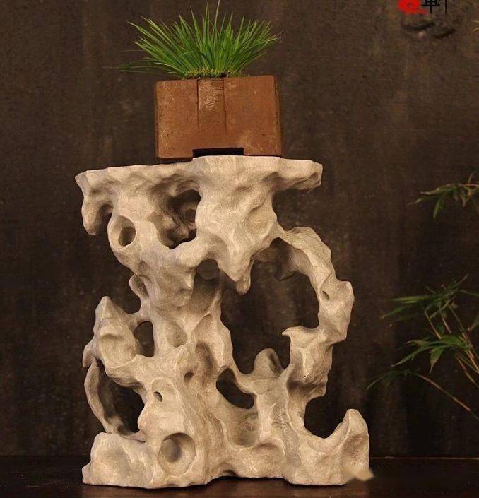 古色古香的石架