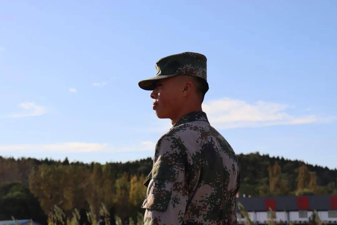 庞教官表示在这里相遇是一场缘分,他们对同学们精益求精,为的是将最好