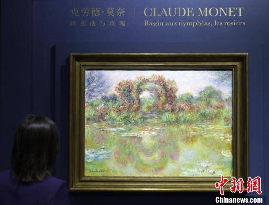 艺术|北京：观众在嘉德艺术中心欣赏画作