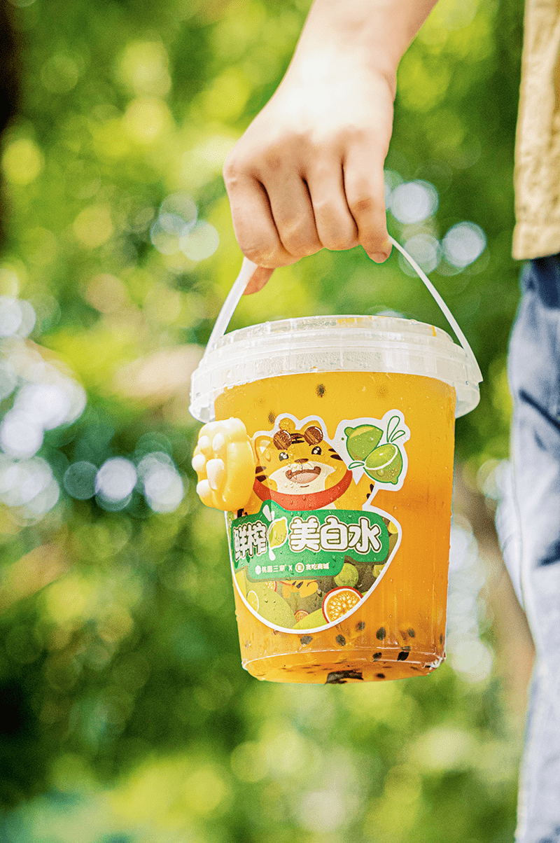 每天现煮绿茶做茶底,还要加入甜甜的蜂蜜,湾湾香水柠檬,挖上几大勺