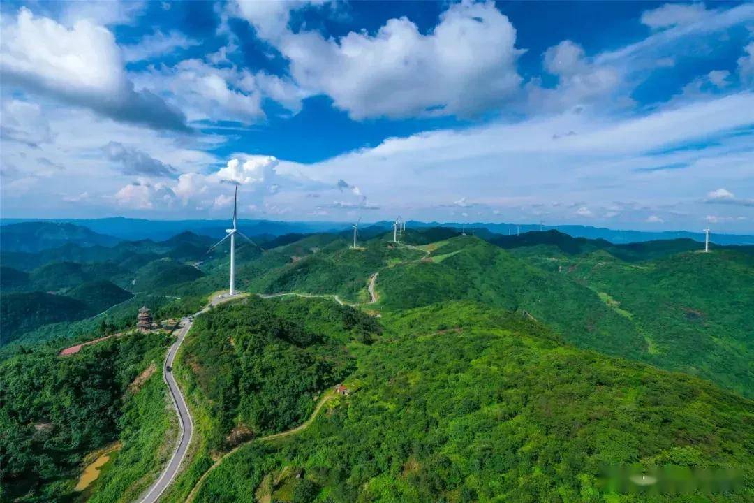 绝壁千仞的刀背梁公路走红网络