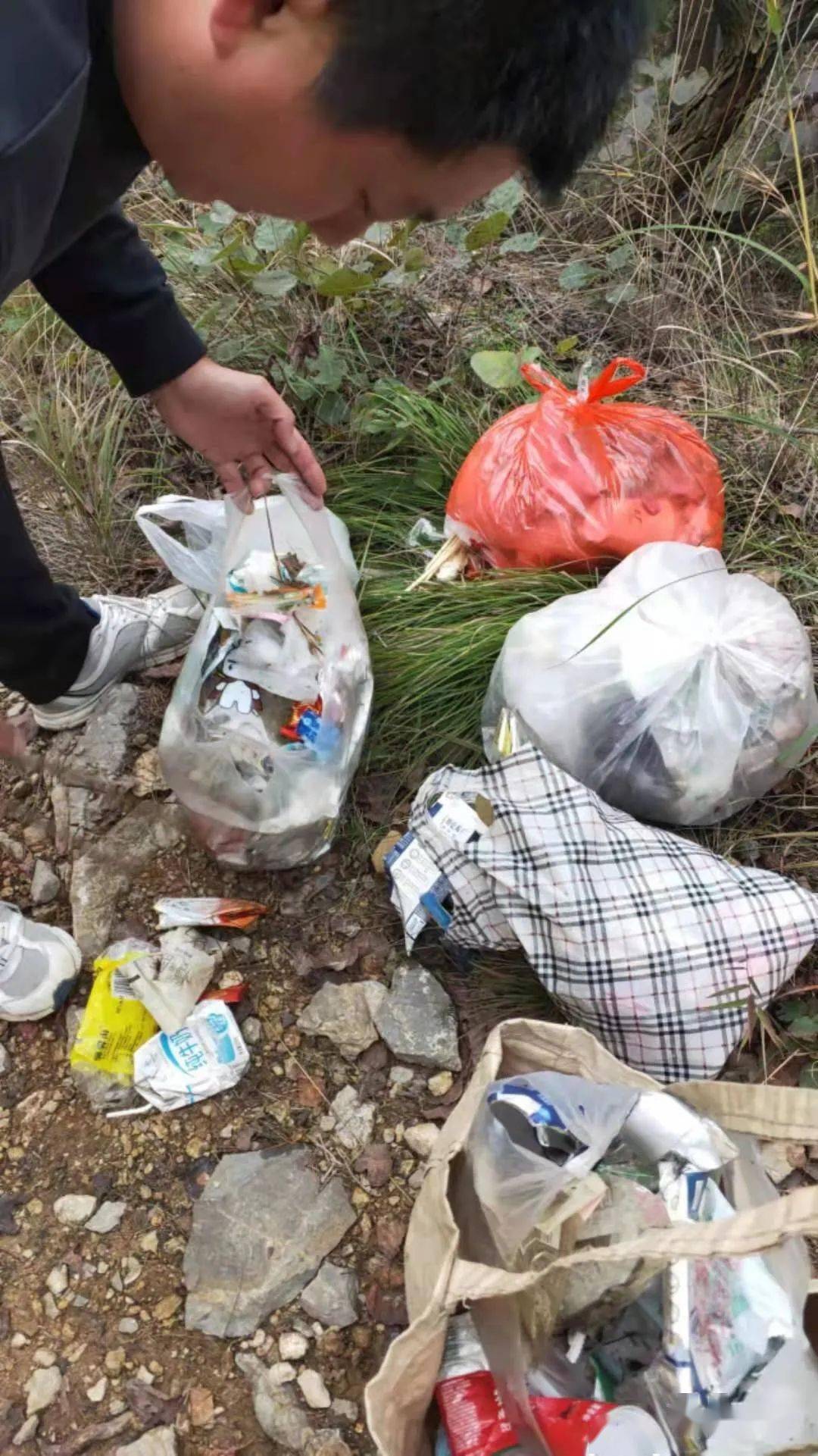 历山上一袋一袋的垃圾,打的是沂源人的脸!