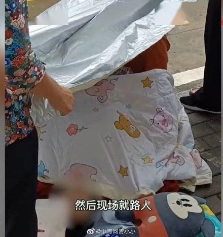 孕妇街头生产路人撑起临时产房 ,路人:躺下1分钟孩子就出生了