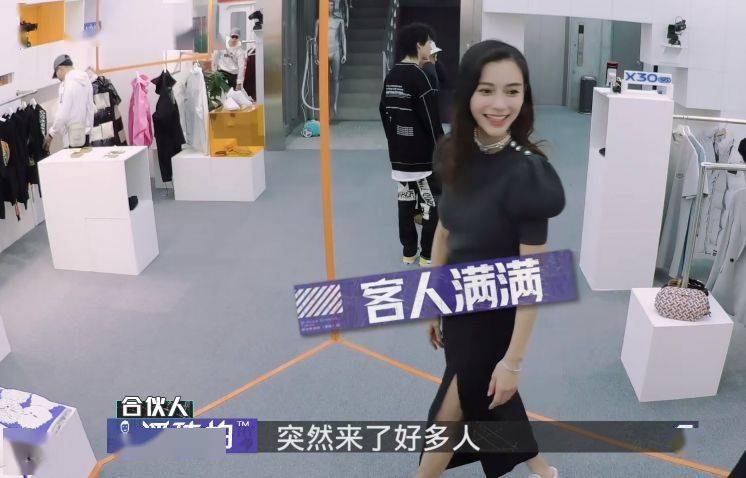 baby裙子米乐M6 M6米乐开叉到大腿却不穿安全裤！迈开腿那一刻黄晓明评论区沦陷了(图2)