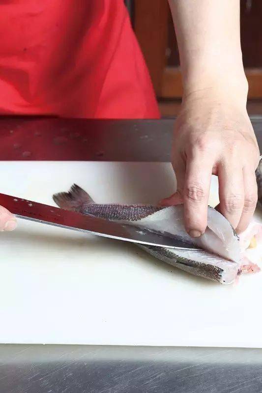 鲷鱼:市面上常见的台湾鲷鱼,实际上是改良后的吴郭鱼,市面上常见的