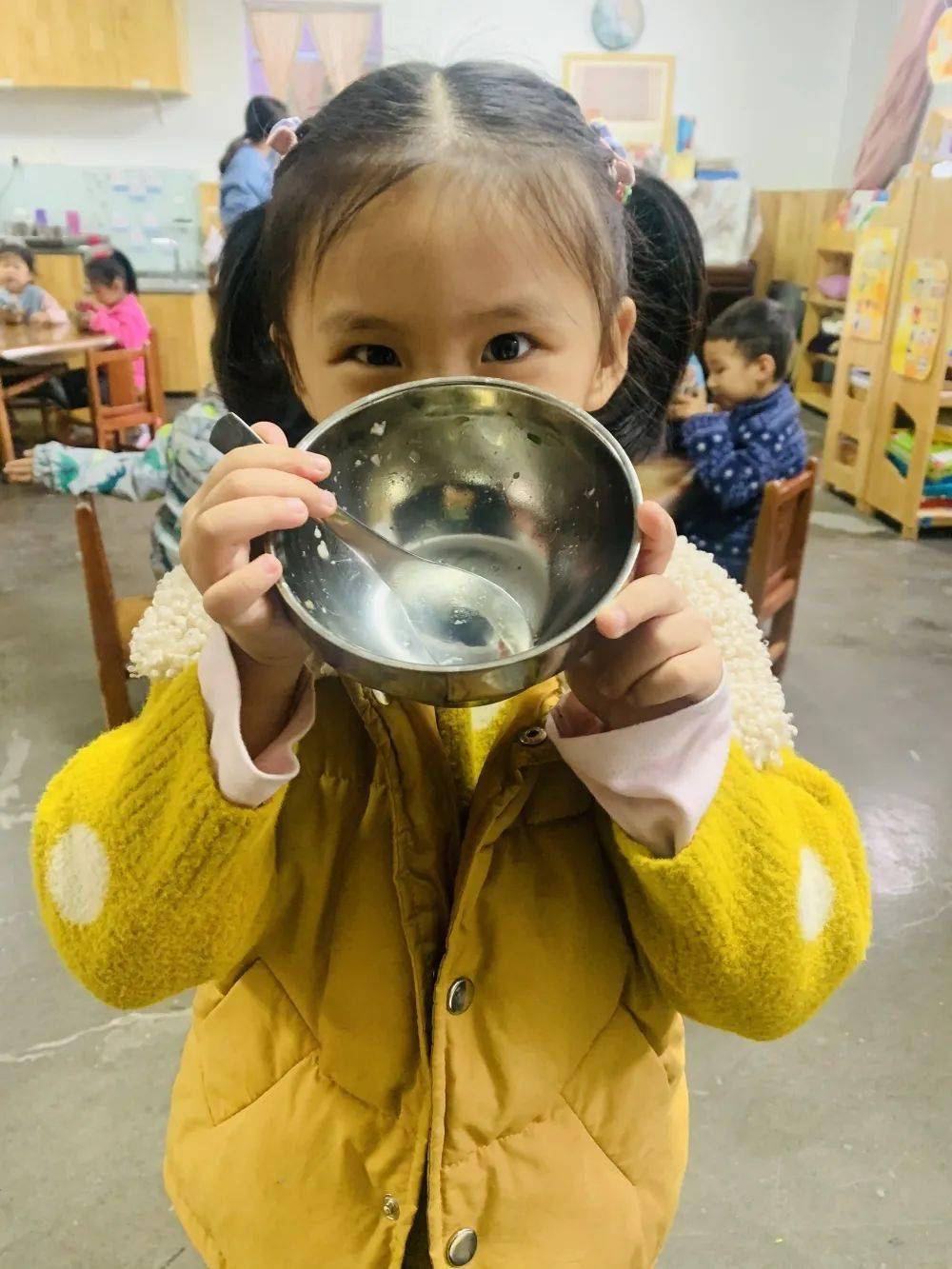 孩子节约粮食的照片图片