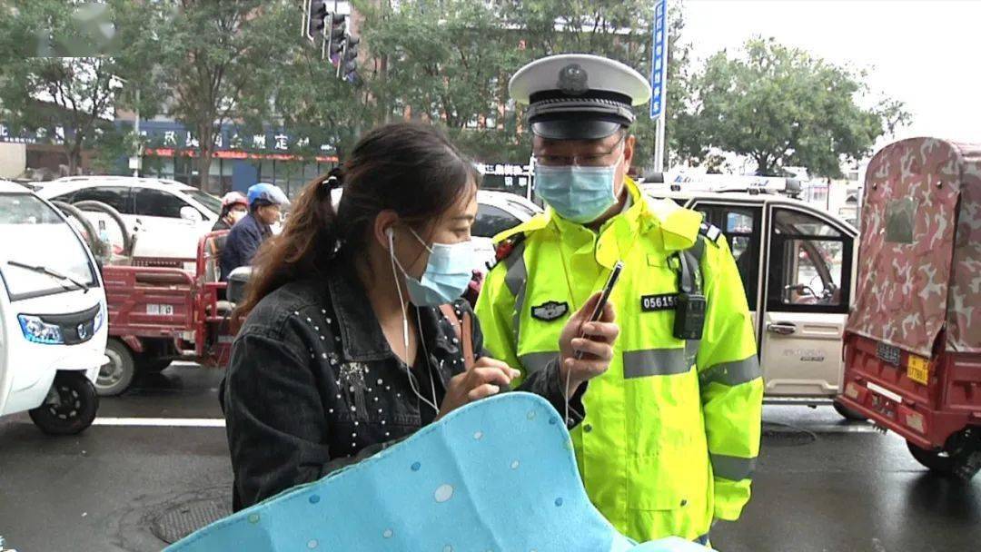 戴头盔怎么穿雨衣呢 399bbcd0cc964552806e6062f786e402.jpeg