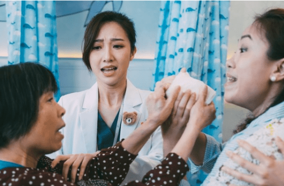 何依|新晋小花何依婷、张宝儿演医生，获监制大赞处理的好