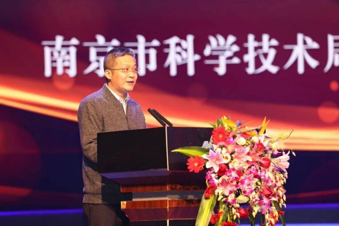 市政府副秘书长韦建平,市科技局党组书记,局长赵成军,市科技局党组