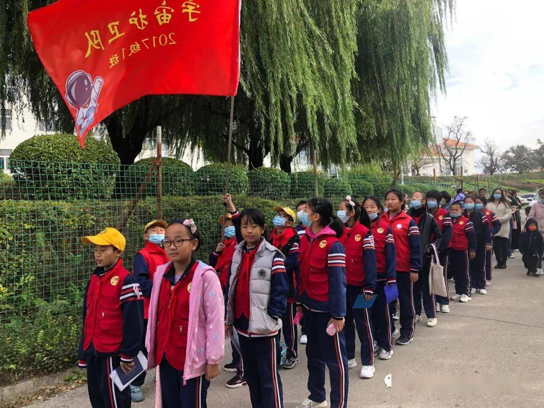 校園動態童心向黨愛在重陽錦東小學五一中隊重陽節實踐活動