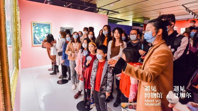 色彩|纯真、斑斓又诗意！在CBD遇见夏加尔和他的“漂浮的情侣”