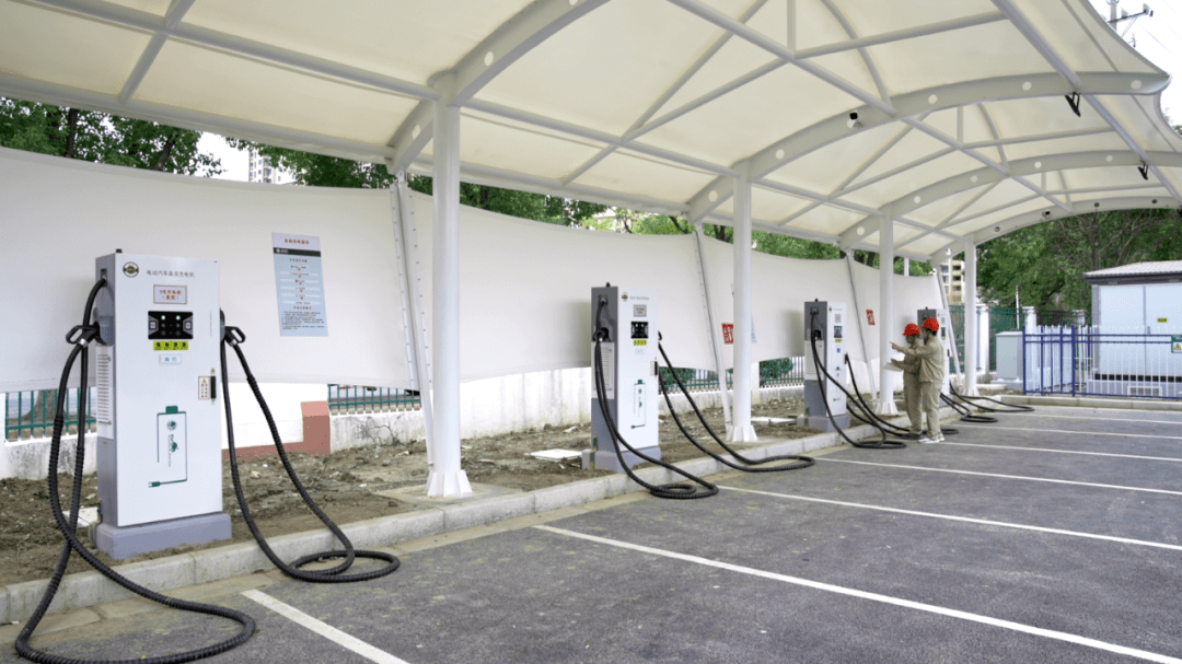安置小区建起公共充电站!