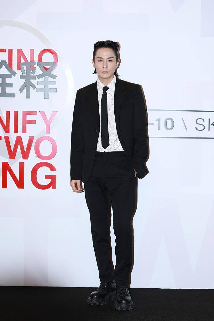 周兴哲 孙俪复古礼服露香肩、关晓彤短裙秀腿 张艺兴温柔帅气