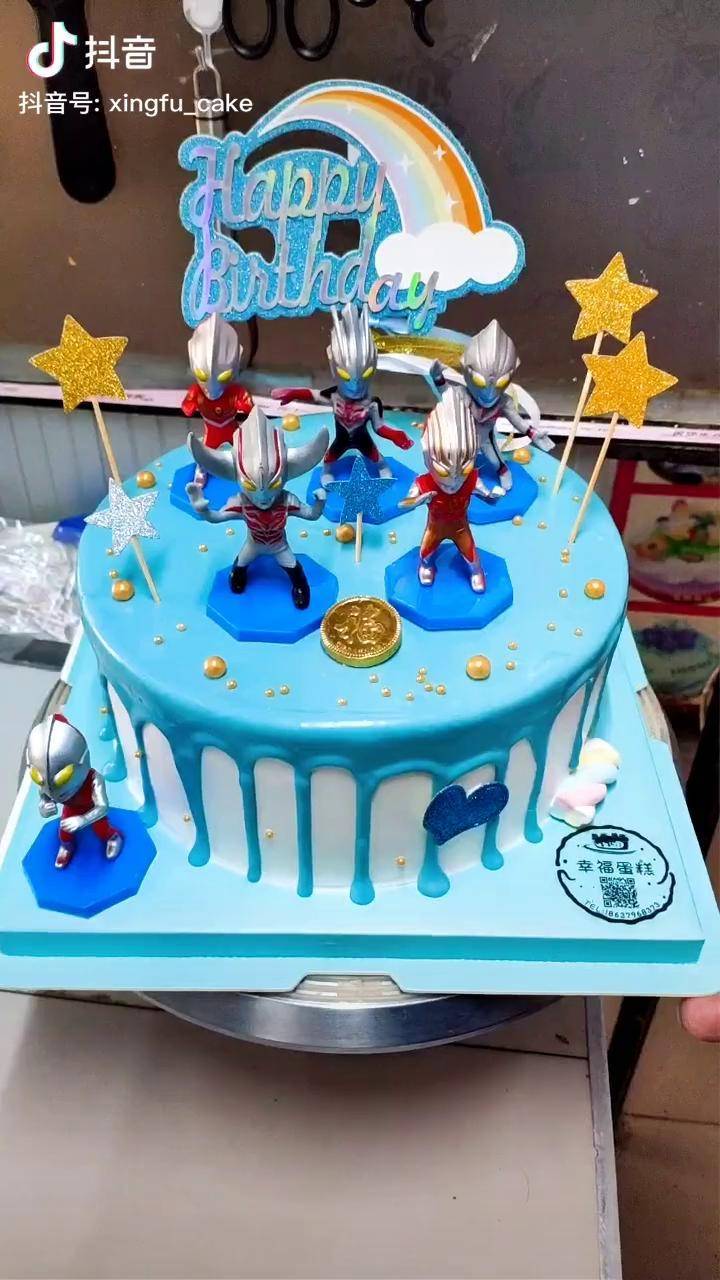 奥特曼来了蓝莓味的巧克力淋面味道特别好生日蛋糕