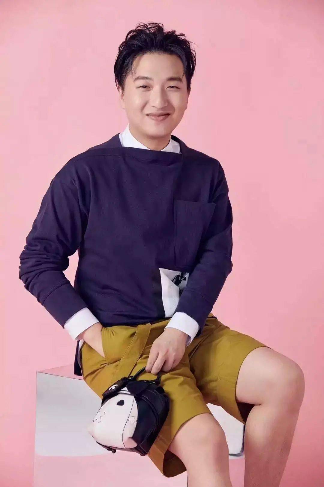 包先生,知名时尚博主,25岁就成为"中国最会卖包的男人",曾采访过