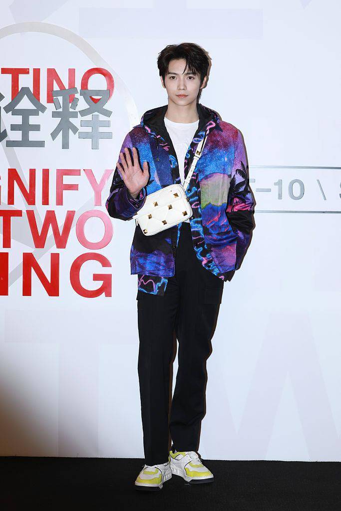 周兴哲 孙俪复古礼服露香肩、关晓彤短裙秀腿 张艺兴温柔帅气