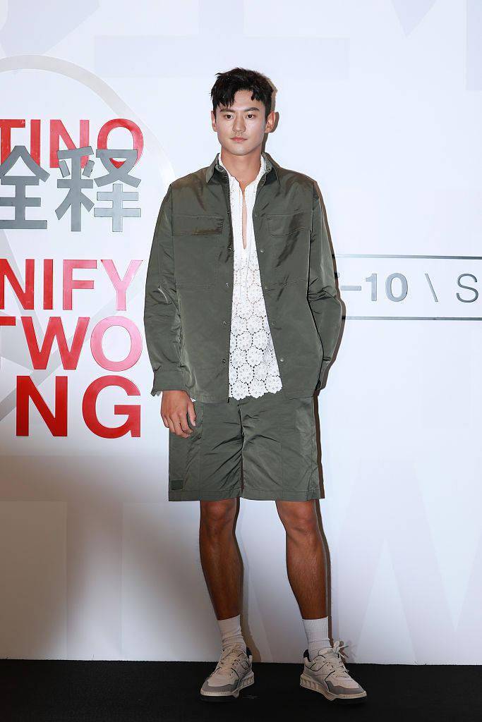 周兴哲 孙俪复古礼服露香肩、关晓彤短裙秀腿 张艺兴温柔帅气