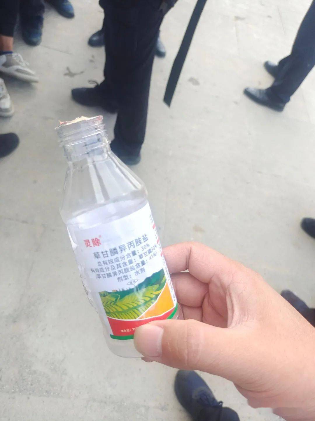 庆元一小伙喝下农药,还掏出一把小刀,往手腕划去