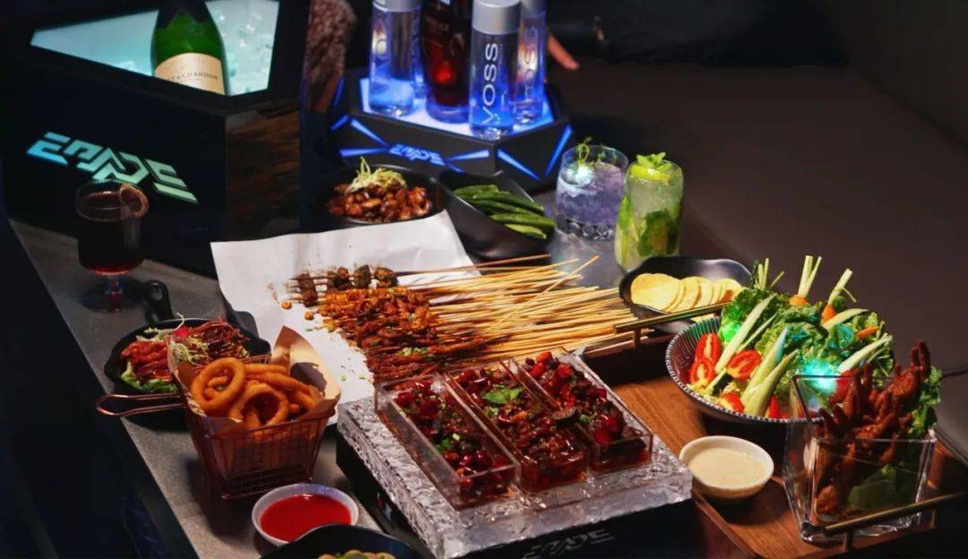 牛肉,兔肉均匀铺开三样菜油润肉香,是优秀的下酒菜▼荤素搭配得恰到