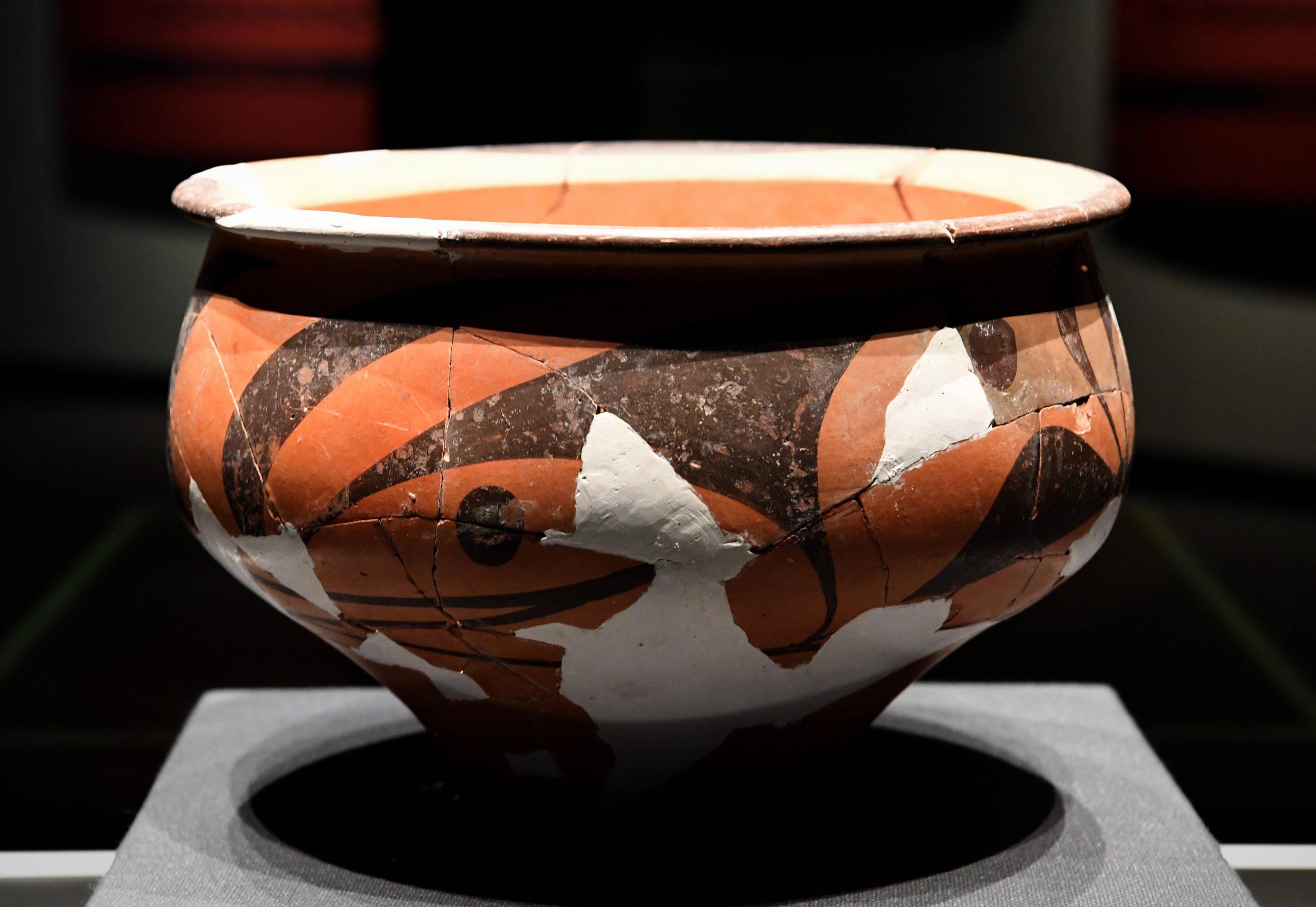 这是10月15日在庙底沟仰韶文化博物馆内拍摄的单旋纹彩陶盆