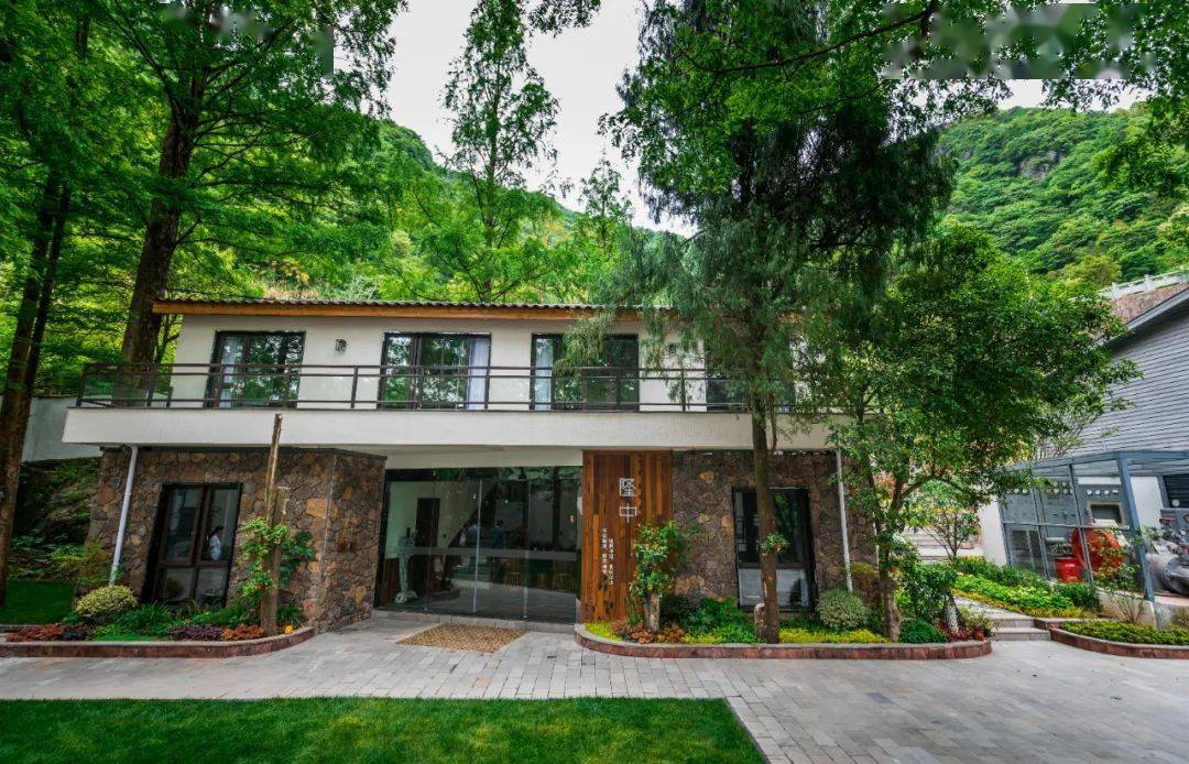 打卡好评榜79丨金华山上的秘境民宿,推开窗恍若置身森林,享360