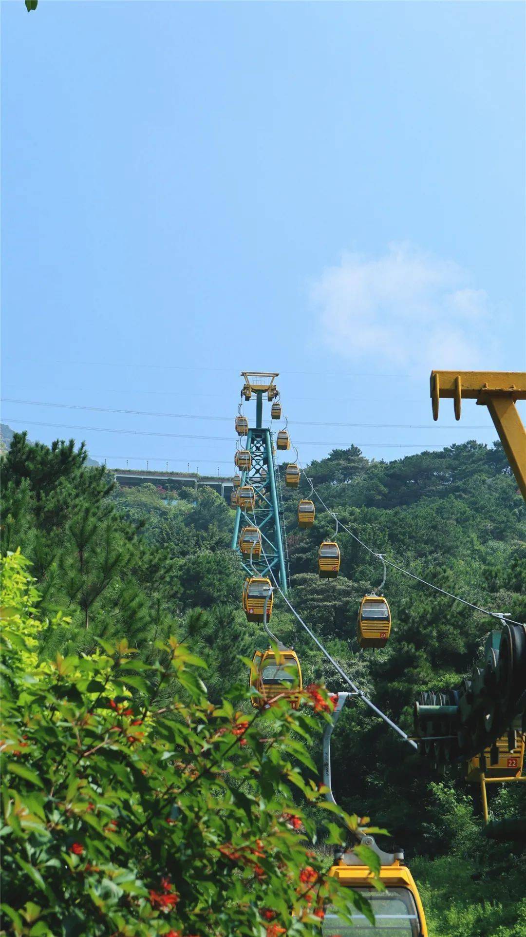 黄腾峡山道滑车!▼借助自然山体落差由上至下无动力滑行.