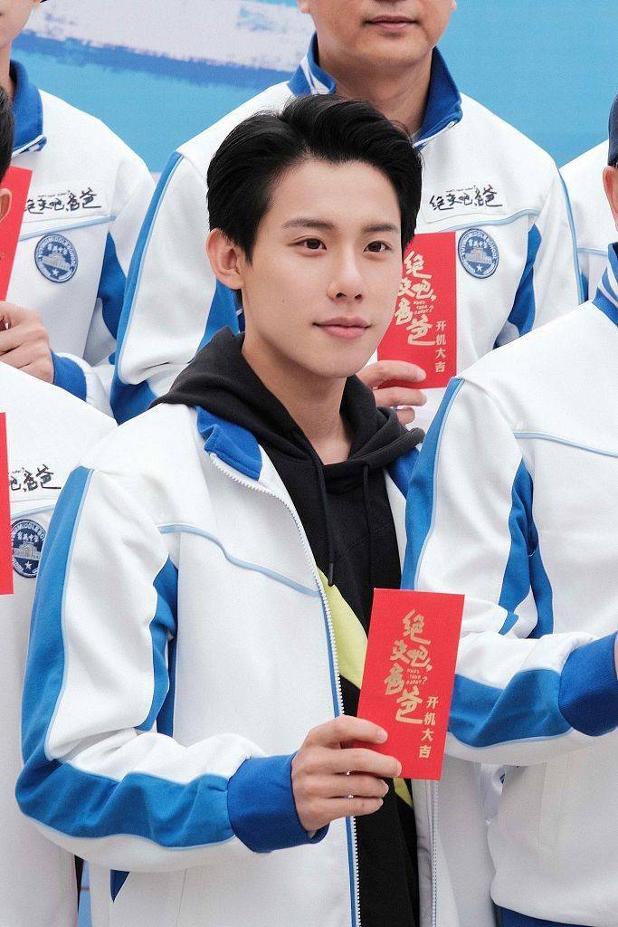 角色|周奇新剧开机诠释新角色帅气十足 笑容自信大方妥妥男神范