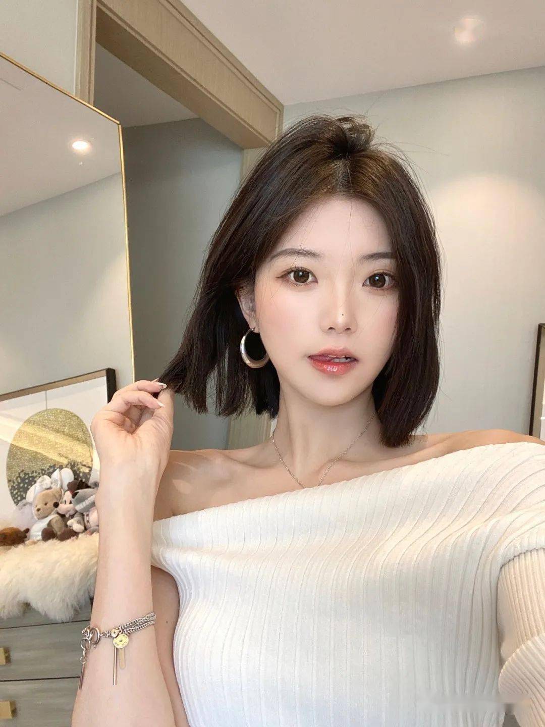 感十足且非常的好打理不长不短的长度网红锁骨短发是最受女生欢迎的短