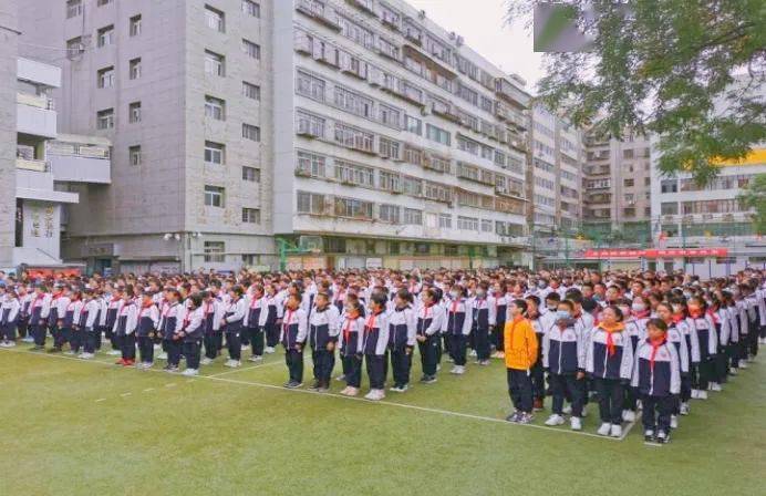 兰州市第三十五中学于10月13日利用大课间时间举行了2021年校园篮球