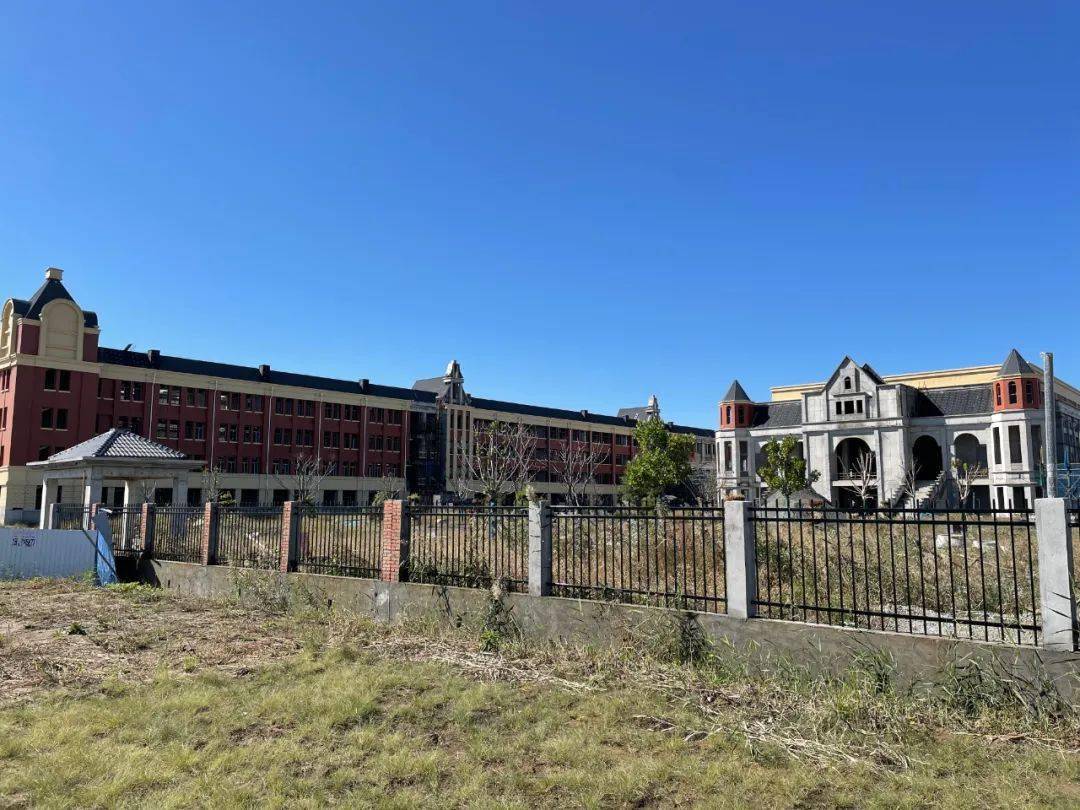 还是严重匮乏,按照规划2021年完工的京津新城一中目前还处于停工状态