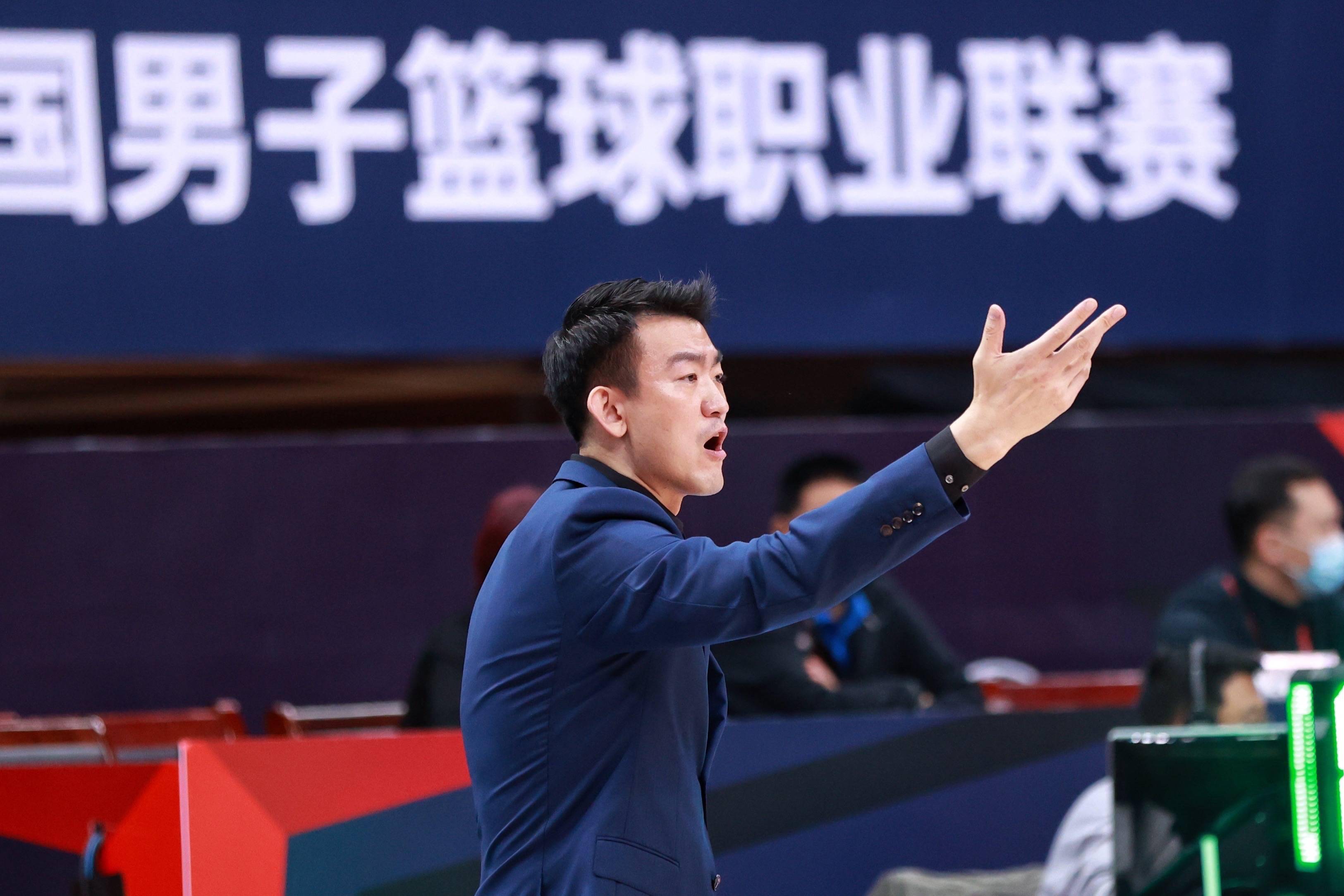10月20日,浙江广厦控股队主教练王博在场边指挥比赛