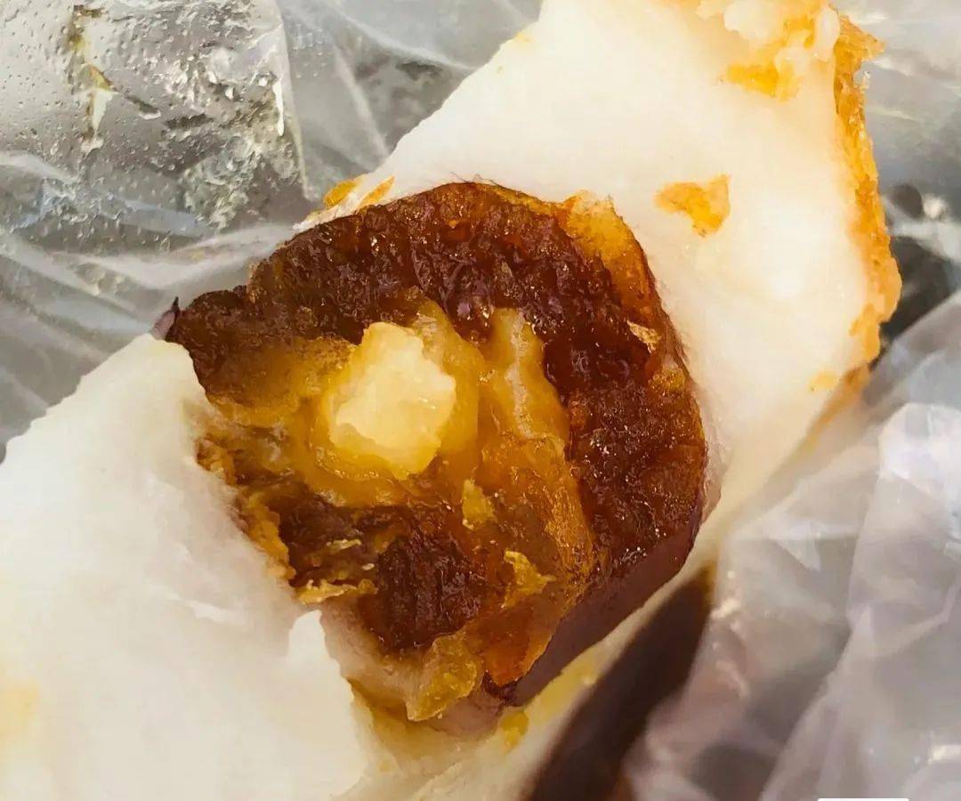 现在在街巷里能碰到卖粘面馍的摊主,着实不容易,所以能碰到真是一种