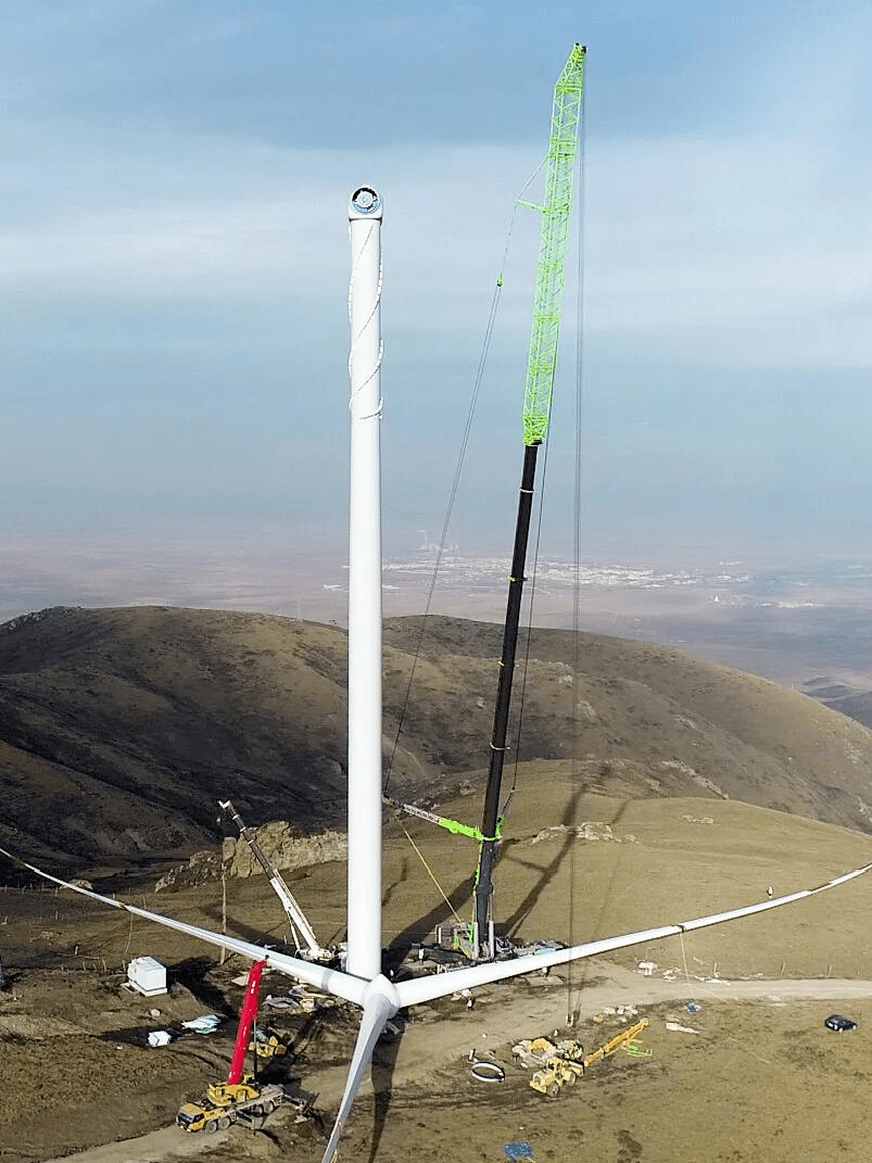 海晏县20兆瓦分散式风力发电项目首台风机顺利吊装