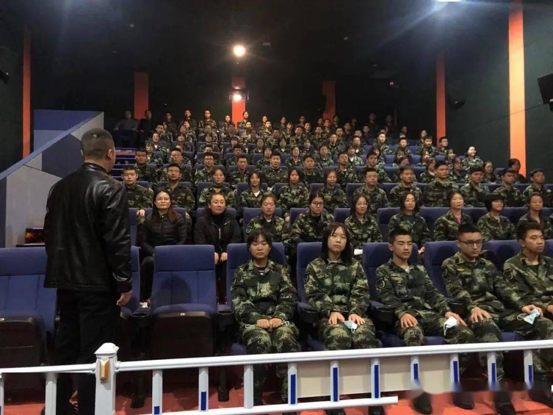 67万荣县盛康中学党支部组织全体师生观看电影长津湖