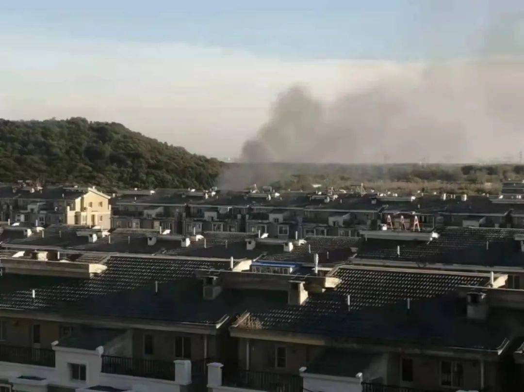 人救出来时都熏黑了张家湾一小区突起火初判为手机充电引发