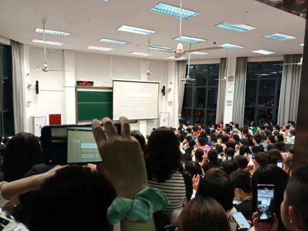 大学|沉浸式谈恋爱？这堂大学课爆火，“窗户上都挂满了人”