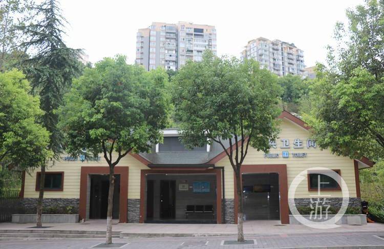 发现重庆之美丨这座公厕,解决了不少过往市民的"燃眉之急"!